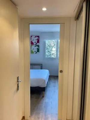 a bedroom with a bed and a window at Chambre idéalement située à 50m de la Croisette in Cannes