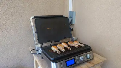 a grill with three loaves of bread on top at Magnifique appartement à 10mn du Palais in Cannes