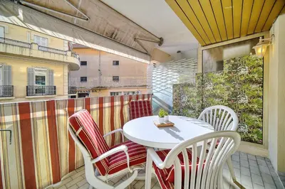 a patio with a table and chairs on a balcony at Le Kate-500m Plage-Terrasse Verrière Côte d’Azur in Cannes