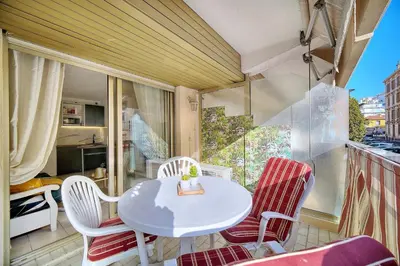 a white table and chairs on a balcony at Le Kate-500m Plage-Terrasse Verrière Côte d’Azur in Cannes