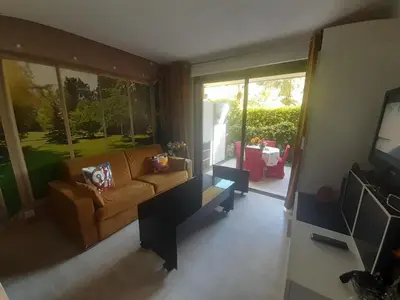 a living room with a couch and a television at IDEAL POUR COUPLE in Cannes