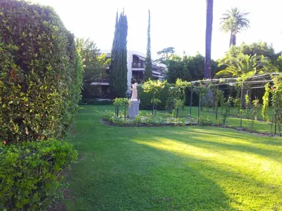 a garden with a statue in the middle of a yard at IDEAL POUR COUPLE in Cannes