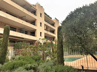 an apartment building with a swimming pool in front of it at T2 proche de la gare, à 10 minutes à pieds de la Croisette, piscine & parking dans résidence de haut standing in Cannes