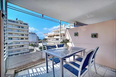 a table and chairs on a balcony with a view at Agréable 2 pièces TERRASSE, PISCINE, Clémenceau A1B235 in Cannes