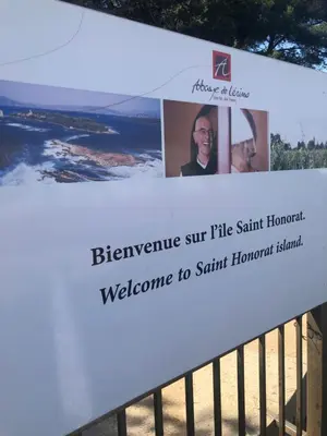 a sign for the welcome to sant mendota island at ORION in Cannes