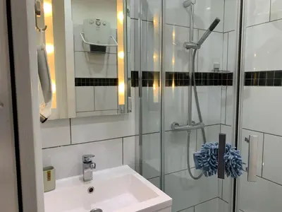 a bathroom with a sink and a shower at Appartement 2 pièces centre ville Cannes in Cannes