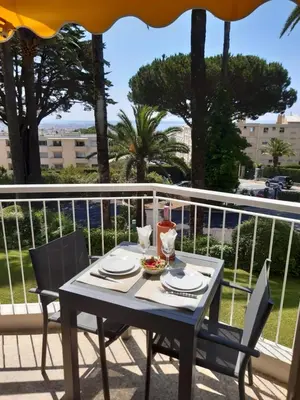 a table and chairs on a balcony with a view at SPACIEUX STUDIO 37m2 - Terrasse VUE MER in Cannes