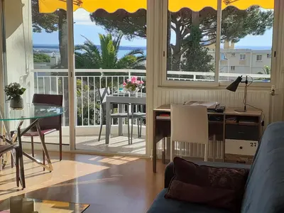 a living room with a table and a view of the ocean at SPACIEUX STUDIO 37m2 - Terrasse VUE MER in Cannes
