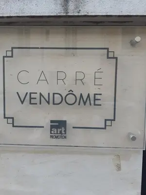 a sign on the side of a building that says carealore at CANNES: Appartement Cosy à 2 pas de la Croisette in Cannes