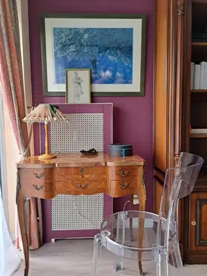 a desk with a lamp and a chair in a room at 80m2 dans Parc Classé, Piscine, Calme, 5mn de Cannes in Le Cannet