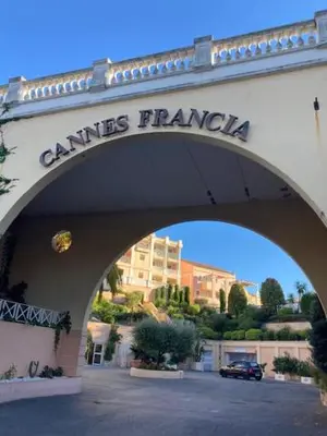 an archway with the words caritas francaise on it at Profitez du Festival du Soleil de Cannes in Cannes