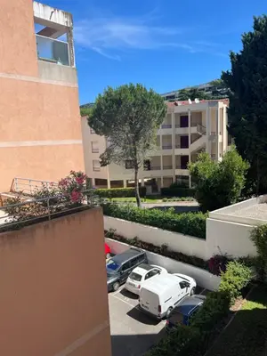a view of a parking lot next to a building at LOENA CANNES CENTRE - 2 pièces rénové - 4 personnes - proche croisette palais festival plage - internet gratuit - climatisation - non fumeur in Cannes