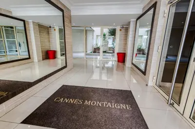 a lobby with a sign that says games montréal at Appartement Clap d'Or - Welkeys in Cannes