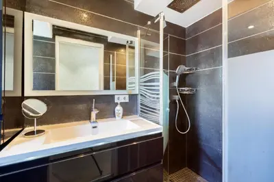 a bathroom with a sink and a shower at CROISETTE - 2 Pièces rénové avec vue Mer in Cannes