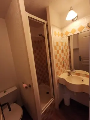 a bathroom with a toilet and a sink at Cannes Villa Francia appartement 7 personnes climatisé in Cannes