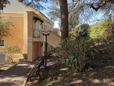 a park bench in front of a building at Cannes Villa Francia appartement 7 personnes climatisé in Cannes