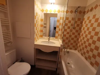 a bathroom with a sink and a toilet and a tub at Cannes Villa Francia appartement 7 personnes climatisé in Cannes