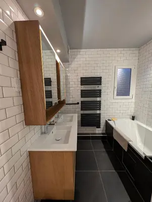 a bathroom with a sink and a bath tub at CHESTER Riviera Escape - Appartement calme, terrasse & clim proche Croisette et centre in Cannes