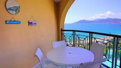 a table and chairs on a balcony with the ocean at Appartement 607, vue mer, 4 personnes By Palmazur Vacances in Cannes