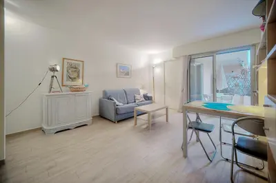 a living room with a couch and a table at Super Central Cannes - all comfort - Calm in Cannes