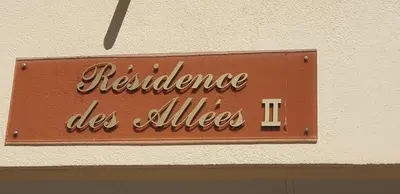 a sign on a wall that reads resistance uses allies at Super Central Cannes - all comfort - Calm in Cannes