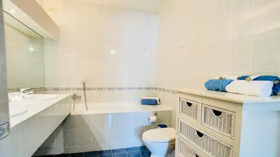 a bathroom with a sink and a toilet and a tub at Cannes : superbe terrasse rue d'Antibes in Cannes