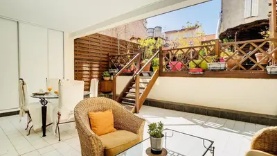 a balcony with chairs and a table and stairs at Cannes : superbe terrasse rue d'Antibes in Cannes