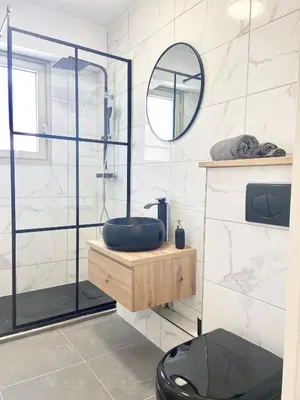 a bathroom with a shower with a sink and a mirror at Excellent emplacement: plein cœur de ville, Croisette et rue d’Antibes in Cannes