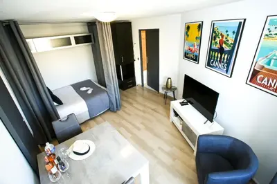 a small room with a bed and a tv at Cannes Studio Centre GAMBETTA in Cannes