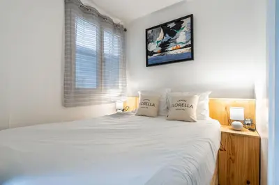 a bedroom with a bed and a tv on the wall at LE ROYAL Studio adorable avec terrasse, parfait pour les couples et à deux pas de la Croisette in Cannes