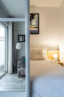 a bathroom with a shower and a toilet and a sink at LE ROYAL Studio adorable avec terrasse, parfait pour les couples et à deux pas de la Croisette in Cannes