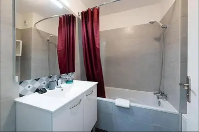 a bathroom with a sink and a shower and a tub at LE CARDIFF avec grand balcon, piscine et parking, un fabuleux appartement familial en basse Californie in Cannes