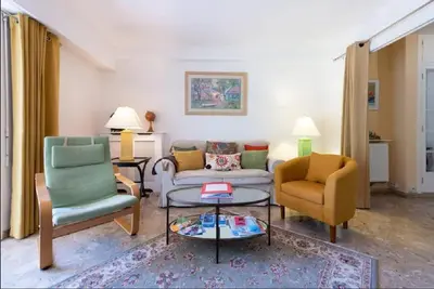 a living room with a couch and two chairs at LE CARDIFF avec grand balcon, piscine et parking, un fabuleux appartement familial en basse Californie in Cannes