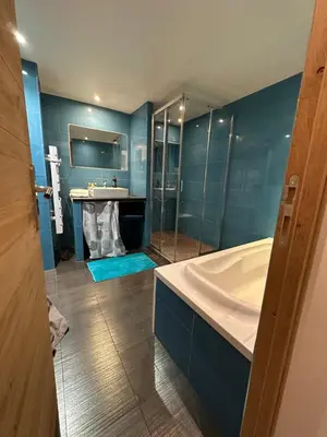 a blue bathroom with a tub and a sink at Appt lumineux et spacieux au cœur de Cannes in Cannes