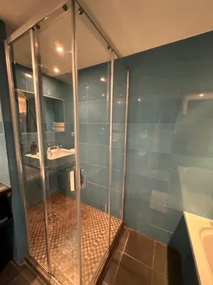a bathroom with a shower and a sink at Appt lumineux et spacieux au cœur de Cannes in Cannes