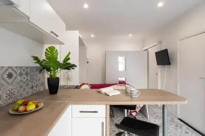 a kitchen with a table with a plate of fruit on it at Cannes Hyper Centre climatisé in Cannes