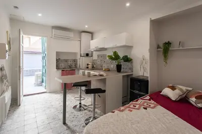 a bedroom with a bed and a kitchen with a counter at Cannes Hyper Centre climatisé in Cannes