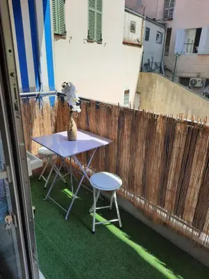 a bedroom with a bed and a window at T2 neuf, balcon, centre Cannes, 15 min du Palais in Cannes