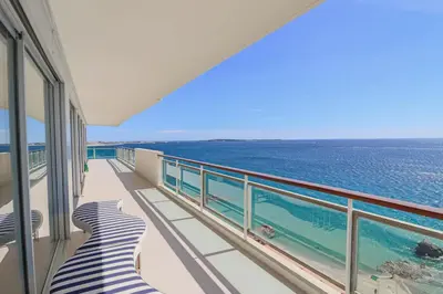 a balcony with a view of the ocean at Incroyable 4P Vue Mer Panoramique in Cannes