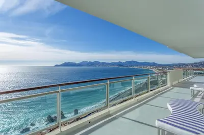 a balcony with a view of the ocean at Incroyable 4P Vue Mer Panoramique in Cannes