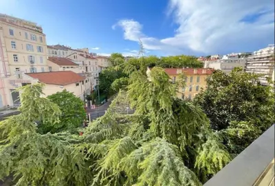 a group of trees on top of a city at L'ILOT avec balcon, mignon et charmant, un havre de paix au cœur du centre-ville in Cannes