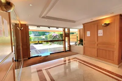 a lobby with a glass floor and a door at Cannes Conseil Immo -Résidence avec piscine, appartement avec terrasse pour 4 personnes in Cannes