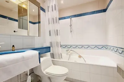 a bathroom with a toilet and a tub and a sink at Cannes Conseil Immo -Résidence avec piscine, appartement avec terrasse pour 4 personnes in Cannes