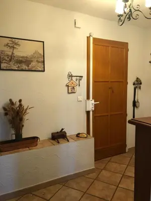 a room with a door and a shelf with a cat on it at Maison au calme avec jardin et garage proche du centre et de la mer in Cannes