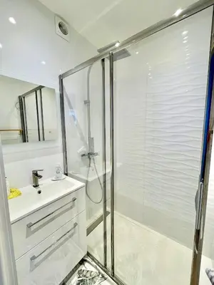 a bathroom with a shower and a sink at Bella vista luxe 2 chambres in Cannes