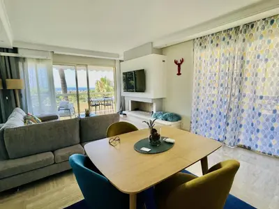 a living room with a table and a couch at Bella vista luxe 2 chambres in Cannes