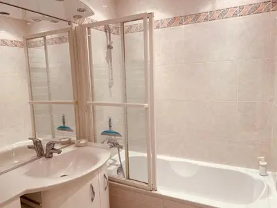 a bathroom with a tub and a sink and a shower at MON2-Studio spacieux Cannes centre in Cannes