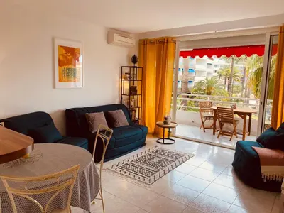 a living room with a couch and a table at MON2-Studio spacieux Cannes centre in Cannes