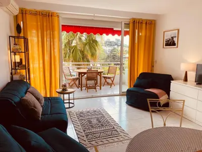 a living room with a couch and a table at MON2-Studio spacieux Cannes centre in Cannes
