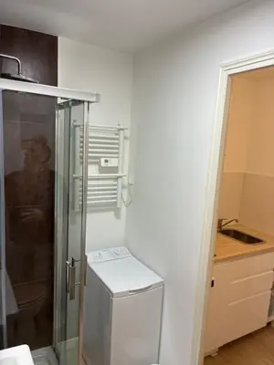 a bathroom with a shower and a washer and dryer at Villa Les Fougeres 2p jardin parking in Cannes